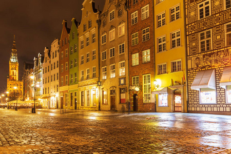 长市场在格但斯克著名的欧洲街道在晚上波兰。