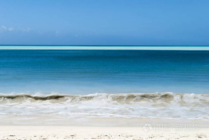 安提瓜岛安提瓜和百慕大上明亮的蓝色空滩。