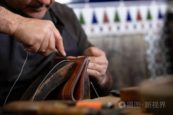 工匠用特殊针缝制皮革