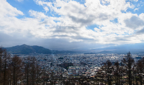 富士山附近藤田市景观。 日本多云的天空