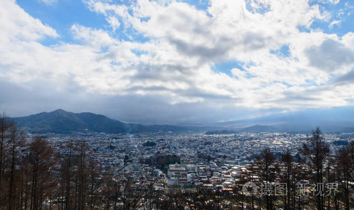 富士山附近藤田市景观。 日本多云的天空