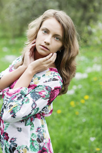 年轻的女人，穿着紫色的放松的花园里