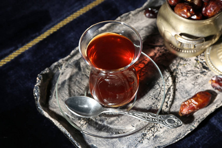 托盘上的一杯美味的土耳其茶
