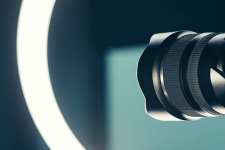 摄影棚摄影和视频制作概念复制空间中的摄像机镜头和LE D环灯