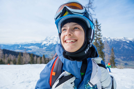 女孩滑雪者在冬季滑雪场的乐趣