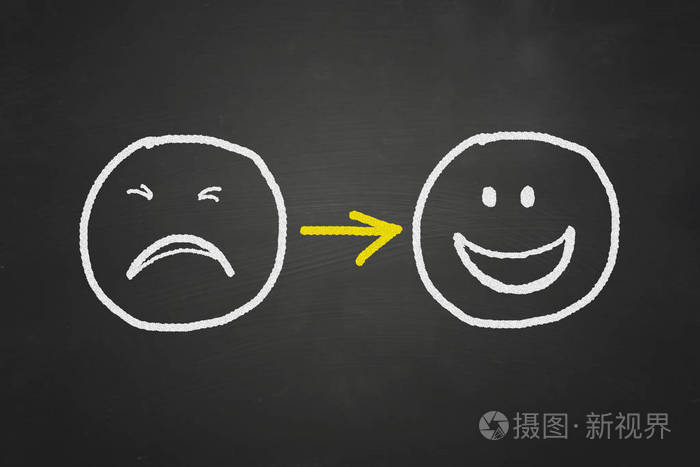 悲伤到快乐粉笔画在黑板上悲伤的哭脸转向快乐的笑脸涂鸦