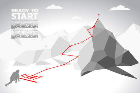 商人的轮廓准备从起跑线跑到山顶。 准备开始事业和事业的人的概念