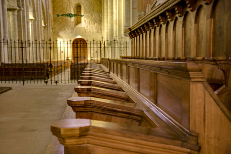 修道院的教堂长椅
