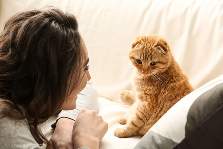 家里有只可爱的猫的年轻女人