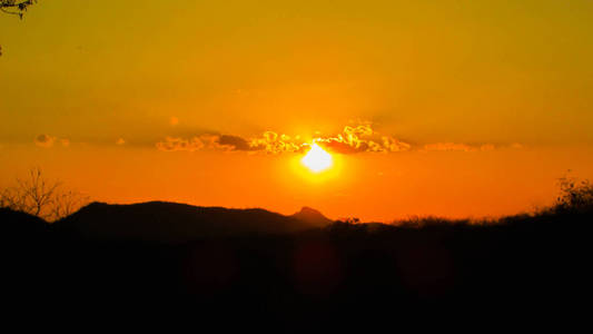 夕阳西下，一片美丽的天空，橙色的金色云彩，在巴西北部的锯齿状生物群落上创造了美丽而薄雾的景色