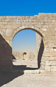 尼盖夫沙漠上的古石拱和城墙