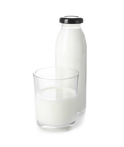 白色背景下的美味鲜奶杯和一瓶
