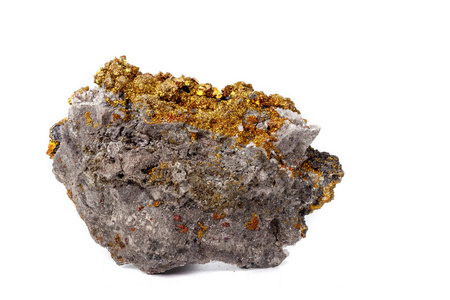 白色背景上的大型矿物石黄铜矿