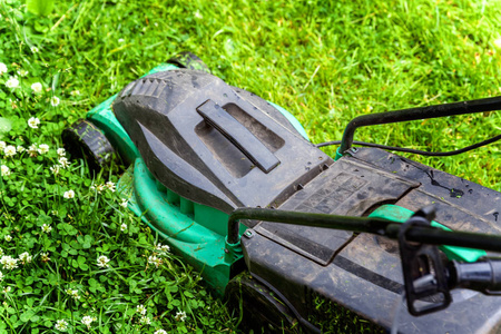 人们在后院用割草机割草.园艺乡村生活背景.