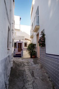 西班牙格拉纳达省阿尔穆内卡尔老城的街道和房屋