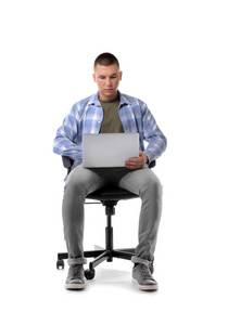 有笔记本电脑的年轻人坐在白色背景的办公椅上