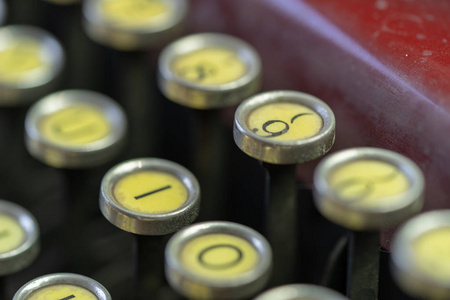 古董打字机9号键的特写。