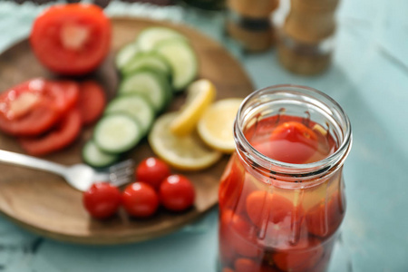 桌上有发酵番茄的玻璃瓶图片