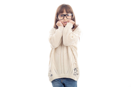 惊讶的戴眼镜的小女孩把手按在脸上。