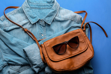 时尚太阳镜，女衬衫和包的颜色背景