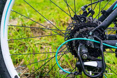 山地自行车后轮自行车齿轮机构与链条的特写