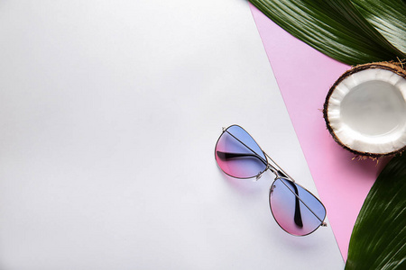 带椰子和热带叶子的时尚太阳镜，白色背景