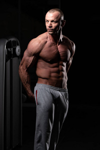 一位身体健康的年轻男子的肖像，展示了他训练有素的身体肌肉运动健美运动员健身模型在锻炼后摆姿势