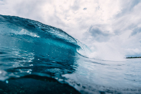 大海里的蓝色巨浪。 瓦胡岛爆发波