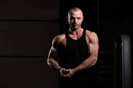 肌肉发达,健美运动员健身模特在锻炼后摆姿势摄影图