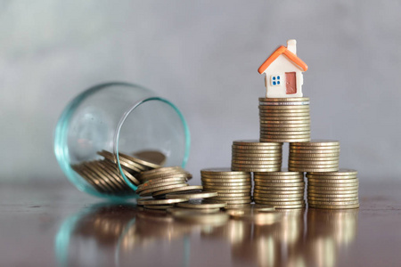 迷你房子叠币和房屋抵押概念房地产投资省钱与叠币。