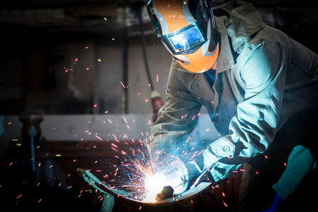 工厂的工业工人焊接钢结构