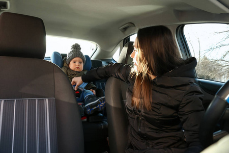 女人开车时，儿子扣在婴儿座椅上