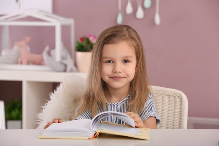 可爱的小女孩在家看书