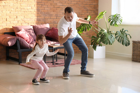 爸爸和他可爱的小女儿在家跳舞
