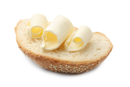 白色背景上有黄油卷的面包片