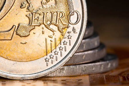 两个欧元硬币超过欧元纸币。欧洲联盟的货币