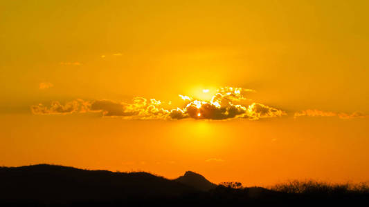 云彩和太阳的光辉图片