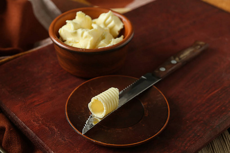 桌子上有健康黄油的成分图片