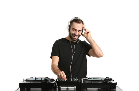 男性DJ播放白色背景音乐