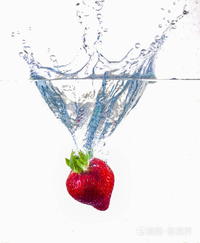草莓放入水