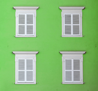 白色木制百叶窗与白色墙壁提供和谐的背景