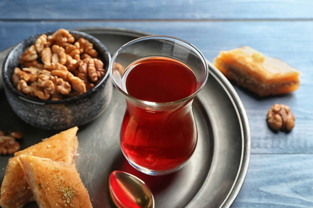 桌上放着一杯美味的土耳其茶面包和核桃