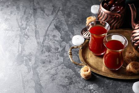 桌上有美味的土耳其茶组成