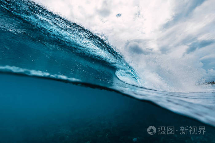 海洋中的蓝色波浪。 瓦胡岛爆发波