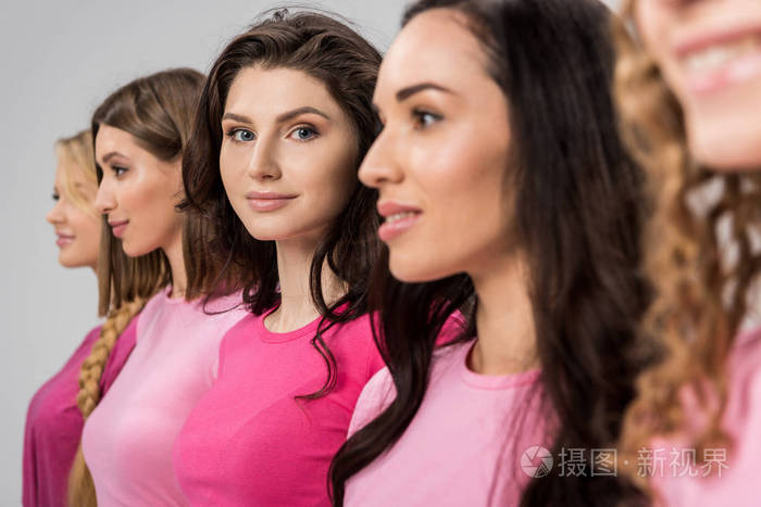 有选择的焦点有吸引力的女孩看着相机附近的美丽年轻妇女孤立在灰色