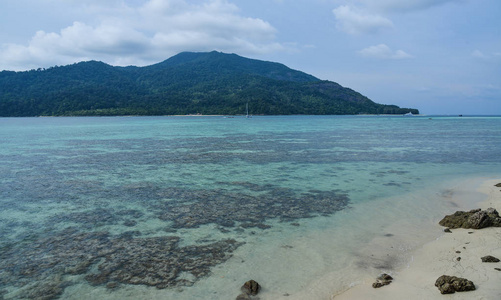 泰国KohLipe的海景。 科利皮是安达曼海的岛屿天堂，以白色沙滩和绿松石蓝色水域而闻名。