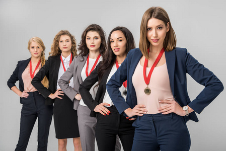 有选择地关注成功的女企业家，她们的奖牌被隔离在灰色上