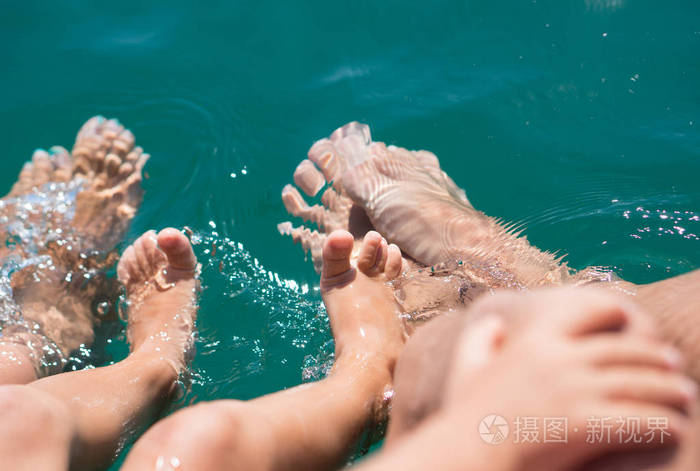 光着脚在水中的海男孩母亲父亲. 积极的人类情绪,感受快乐.