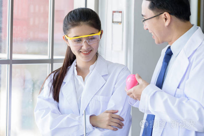 亚洲青年学生科学家与高级科学家一起研究和学习，在实验室有教学背景。