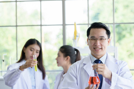 亚洲高级实验室科学家，与亚洲青年学生科学家Backgroud一起在实验室工作。